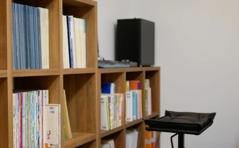 楽譜や小物が並ぶ棚